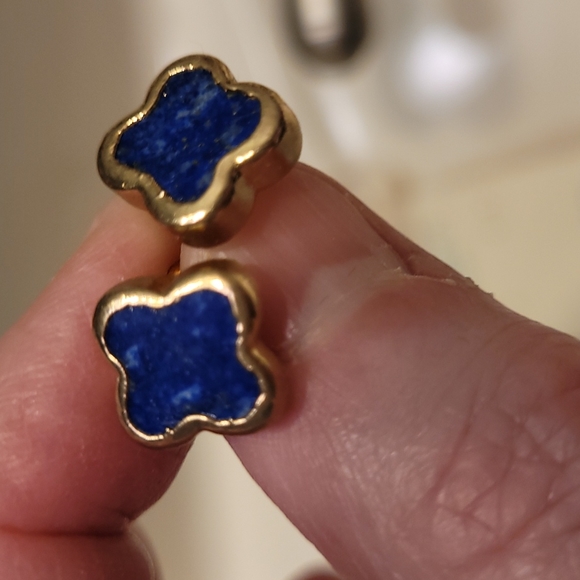 Janna Conner Gold/lapis lazuli clover earrings - Picture 3 of 5